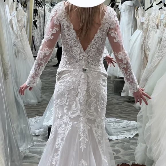 Wedding gown - Picture 8 of 9